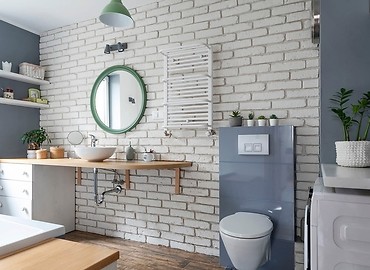 Projektujemy łazienkę z cegłą i drewnem